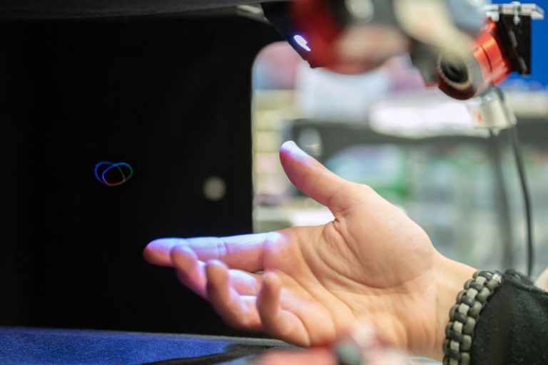 Megérinthető animált hang-hologramok