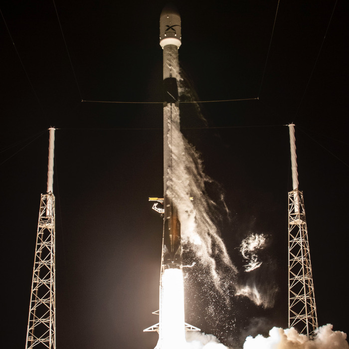 Elon Musk 42 ezer műholdat tervez föld körüli pályára állítani
