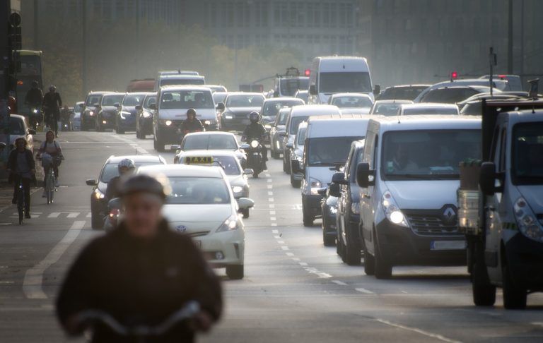 Így pufog ki a sok kiskapun az autók CO2-emissziója