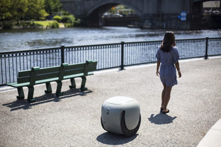 Viszlát banyatank, majd Gita, a robot hazacipeli amit a piacon vásároltunk