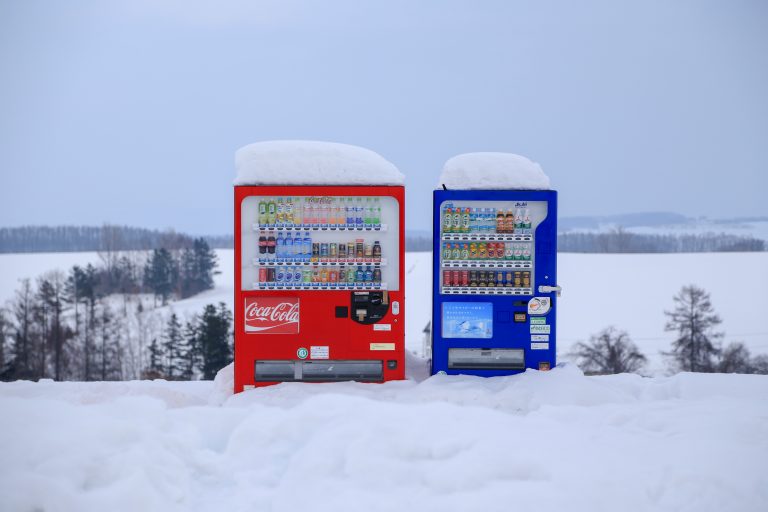 Egyszerű, de nagyszerű az ok, amiért télen sem kockára fagyott üdítőt kapunk az italautomatákból