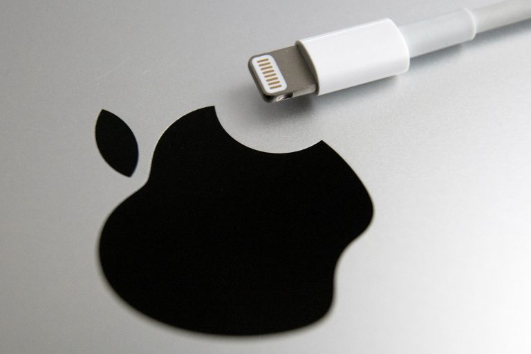 Mi vár az Apple Lightning csatlakozójára, ha bevezetik az egységes európai rendszert?