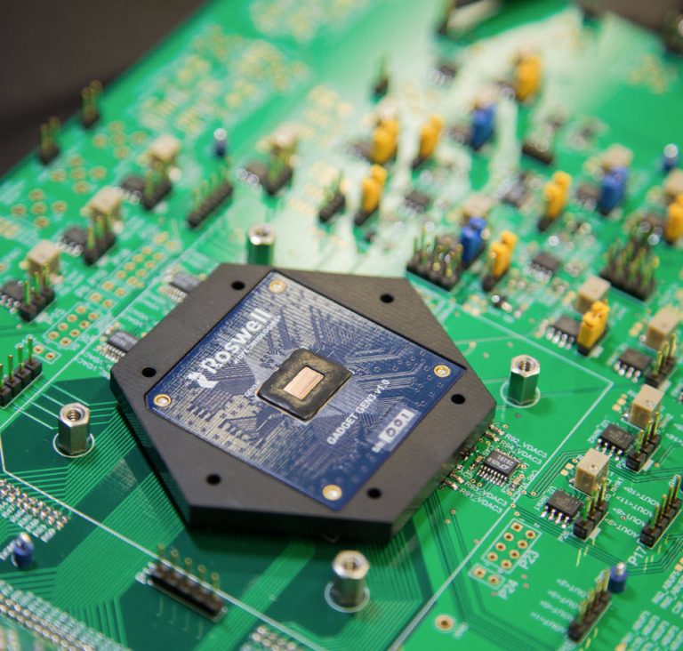 100 millió DNS = egymillió terabyte = molekuláris elektronikai chip a Roswelltől