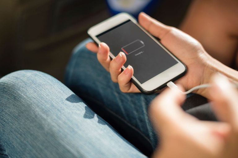 Az Európai Parlament megszavazta, jöhet az egységes mobiltöltő