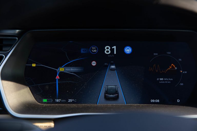 Így látja a világot a Tesla robotpilótája vezetés közben