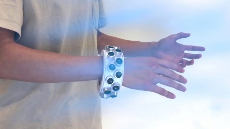 Elkészült a high-tech karkötő, ami kiüti az összes mikrofont a közelben