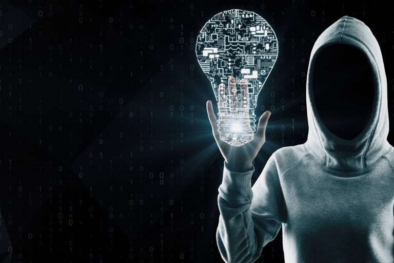 Levideózták, ahogy a hekker átveszi az irányítást az intelligens izzó felett