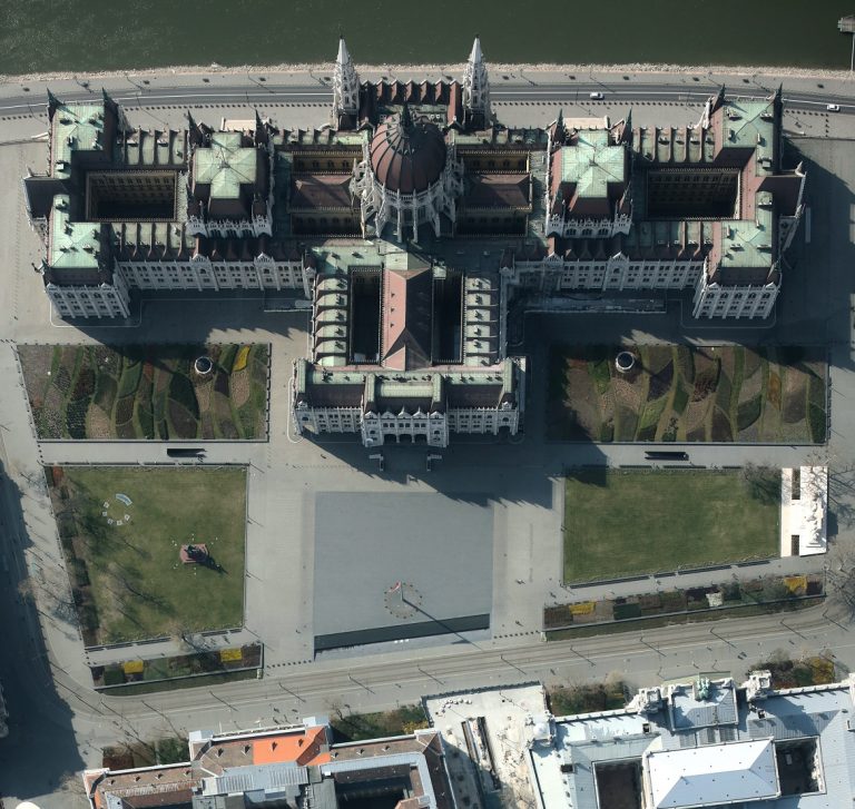 Még a levegőből is tisztán látszik, mennyire kihalt most Budapest