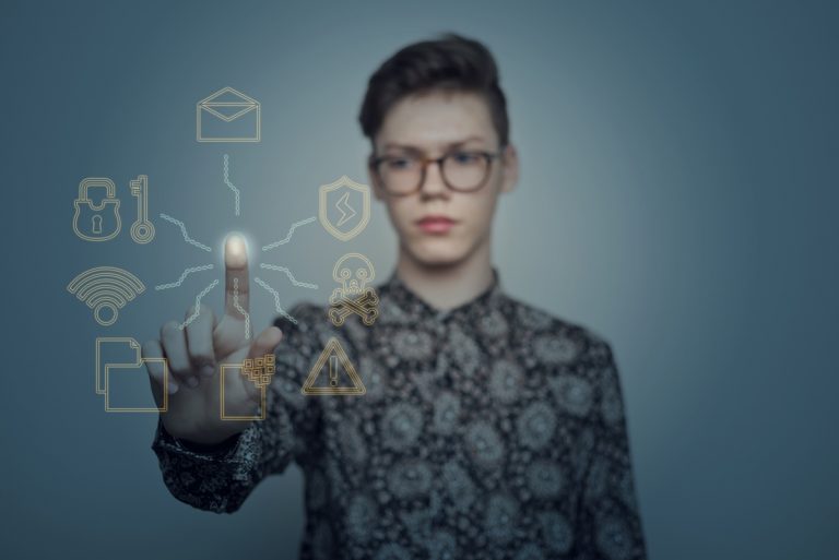 Így lehetnek biztonságban a gyerekek és a tanárok a digitális oktatás ideje alatt is