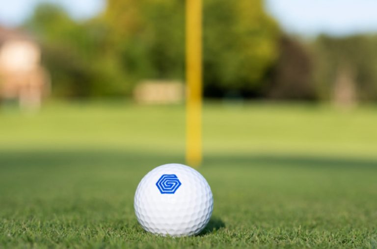 Itt az első okos golflabda, ami még játszani is megtanít