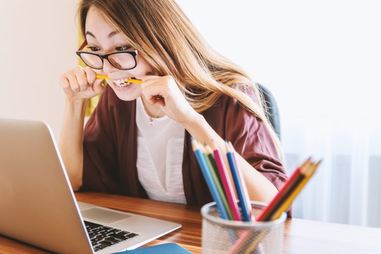 Ingyenes múzeumok, kiállítások, színházi előadások, filmek, hangjátékok, sorozatok, könyvek online