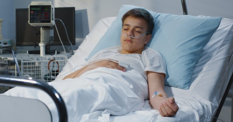 Tévedés, hogy a koronavírus csak az időseket fenyegeti