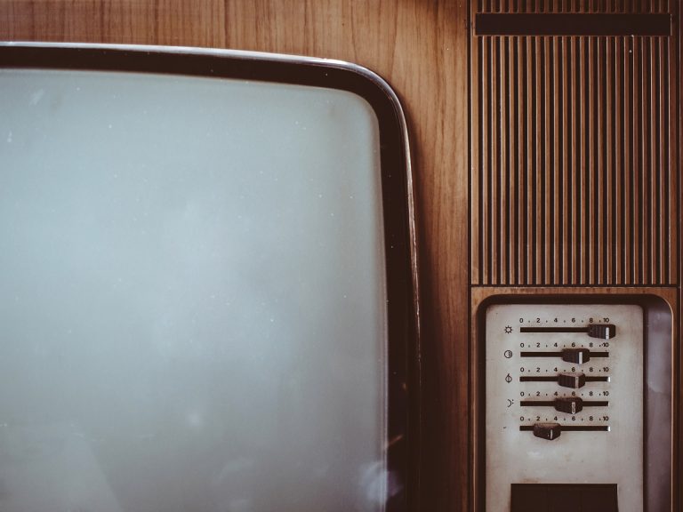 Kedves nagyi, most van itt az ideje, hogy kipróbáld a Netflixet vagy az HBO Gót. Így kell
