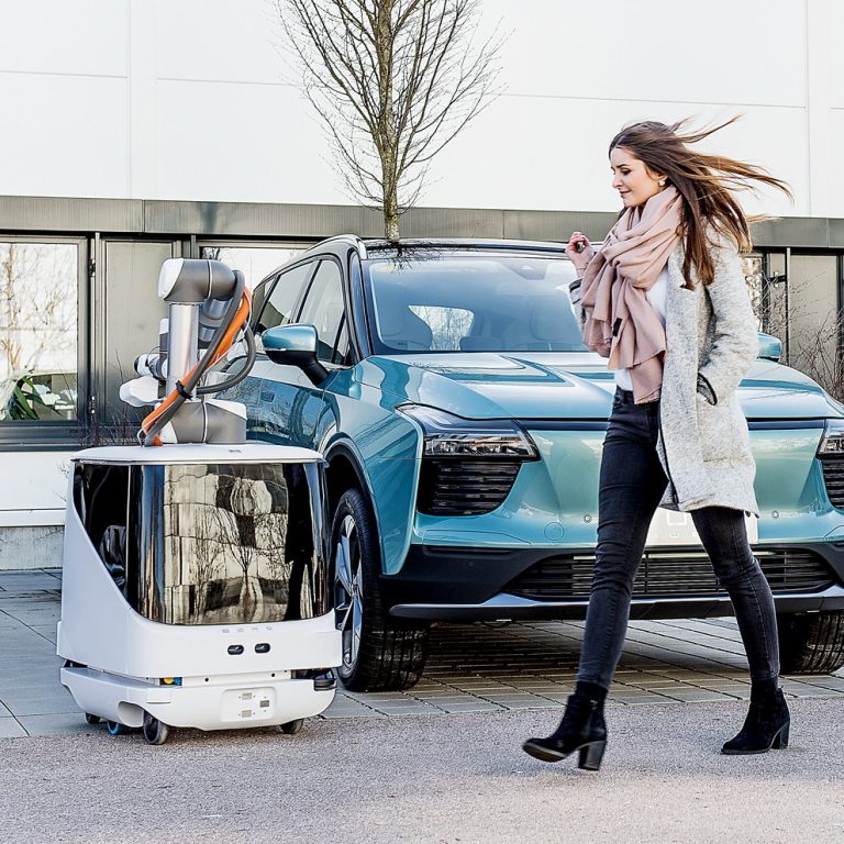 Bemutatjuk CARL-t, az elektromosautó-töltő robotot