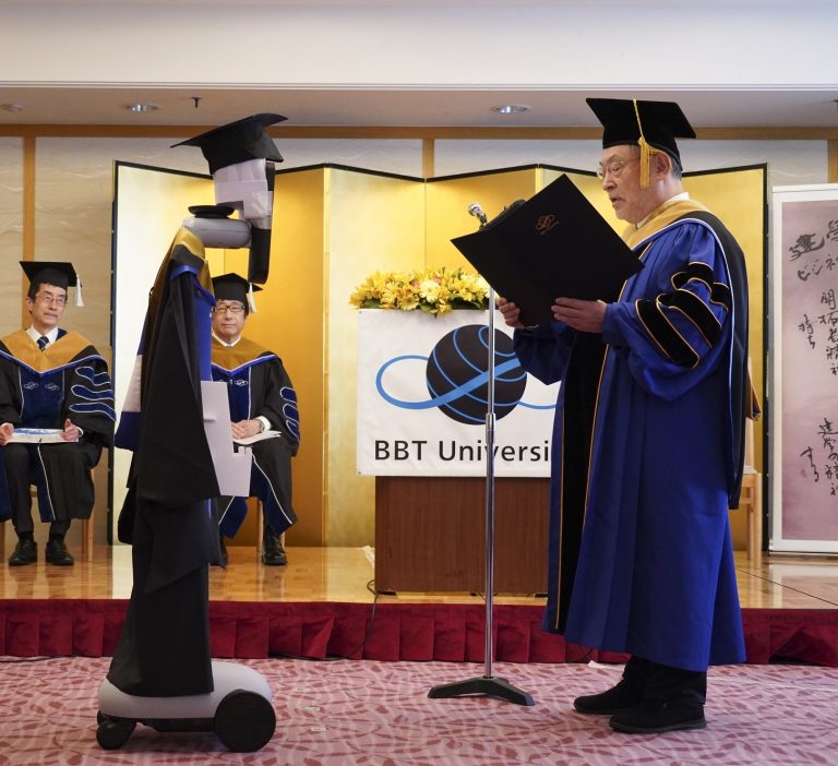 Bezárták az egyetemet, a diákok helyett robotok vették át a diplomát