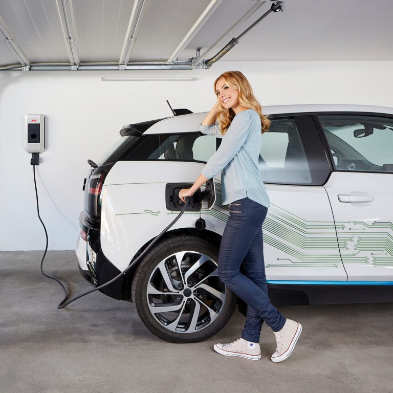 Elektromos autó töltése otthon: mennyivel olcsóbb, mint a nyilvános töltők?