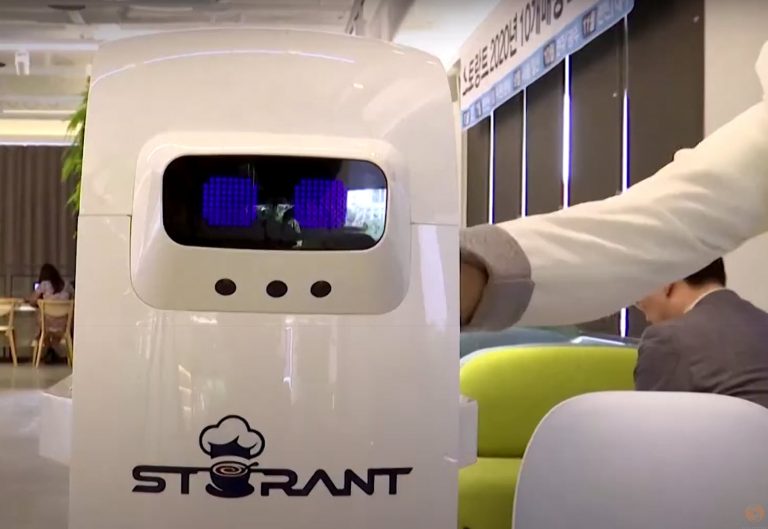 Robot-barista a koronavírus terjedésének megfékezéséért Dél-Koreában