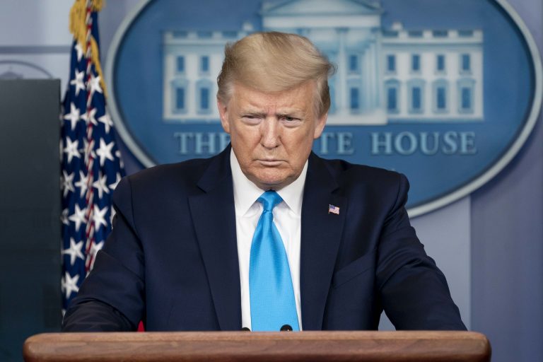Kísérleti gyógyszerrel kezelik Trumpot