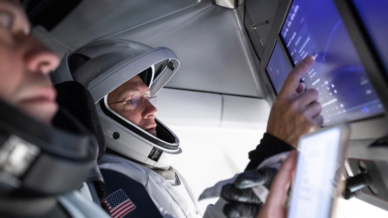 Rejtélyes hiba miatt mondott le a NASA vezetője napokkal a történelmi kilövés előtt