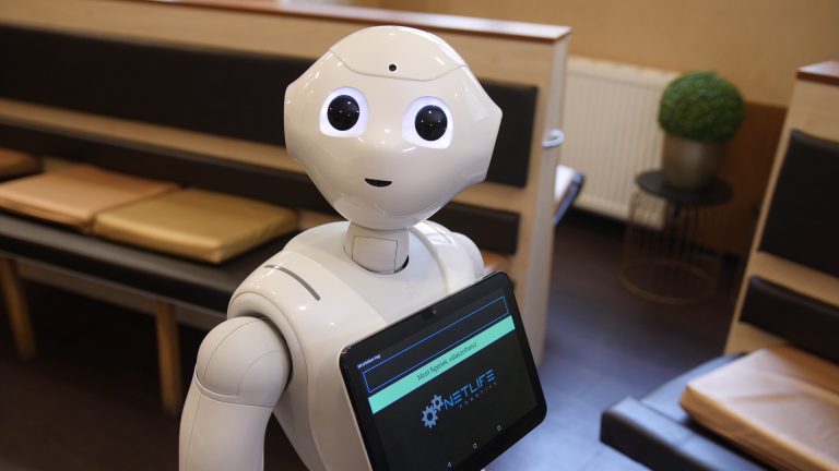 Már Magyarországon is robotok segítik az egészségügyi dolgozók munkáját