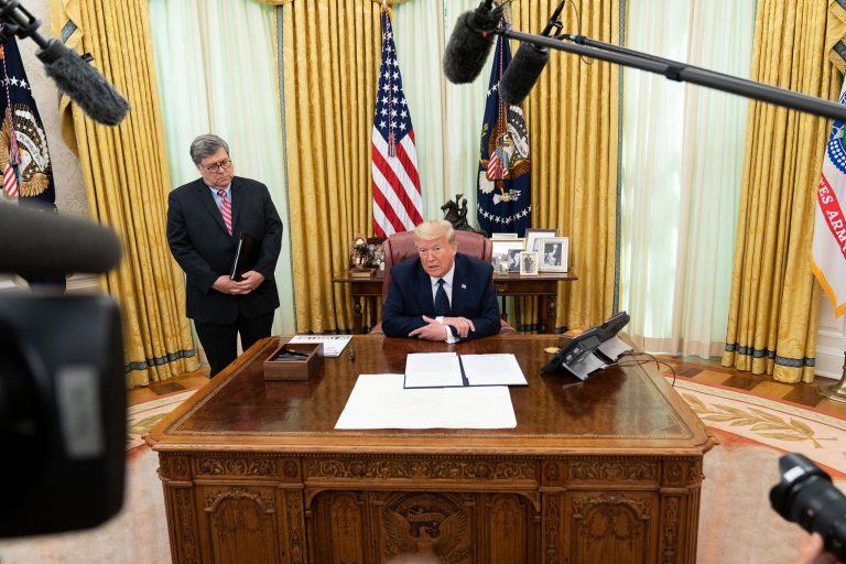 Háború a közösségi médiában: a Snapchat nekiment Trumpnak, a Facebook óvatoskodik