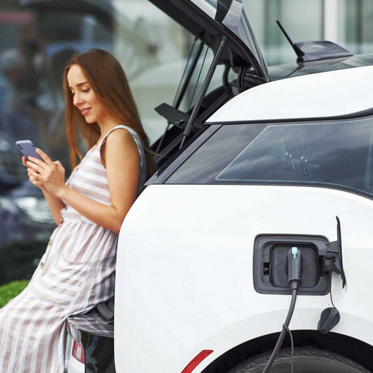 Mostantól mobilappban chatelhetnek a villanyautósok arról, ki meddig használna egy töltőt
