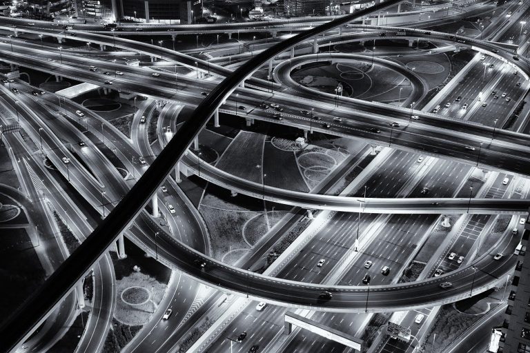 Az intelligens betonnal borított autópályák és hidak magukat javítják