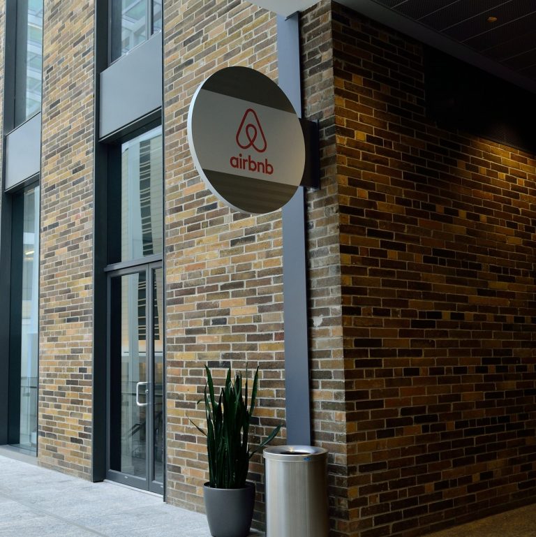 Elfogadta a Parlament az „Airbnb-törvényt”