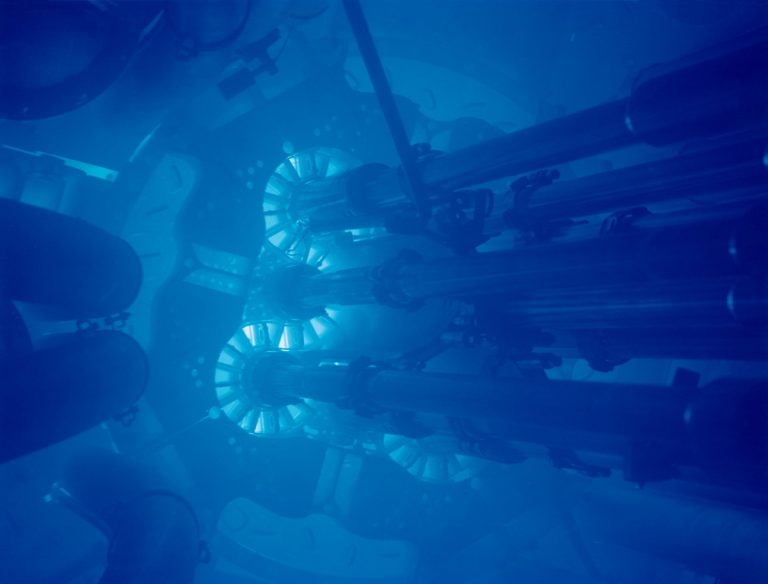 Miért pont kéken világít az atomreaktor a filmekben?