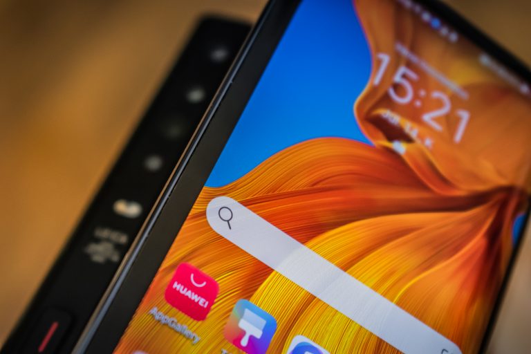 Így muzsikál az első igazán használható hajlítható kijelzős telefon