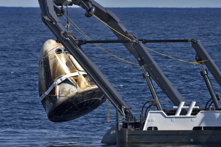 Visszatért a Crew Dragon a két asztronautával a fedélzetén