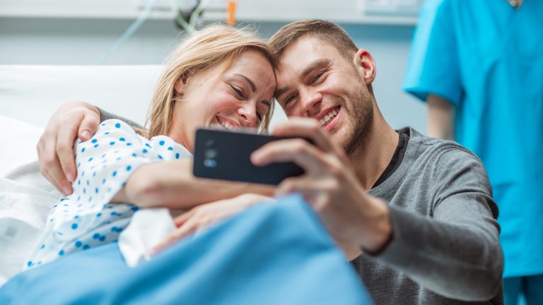 Sharenting, avagy mit jelent szülőnek lenni a közösségi média rivaldafényében?