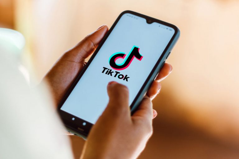 A TikTok azért sikeres, mert a mesterséges intelligencia dönti el helyettünk, mit láthatunk