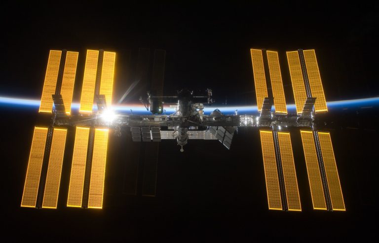 Ennek a valóságshownak a fődíja egy látogatás a Nemzetközi Űrállomásra az SpaceX-szel