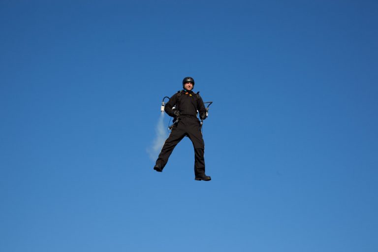 Rejtélyes jetpackes ember repkedett a Los Angeles-i reptér környékén – az FBI nyomoz