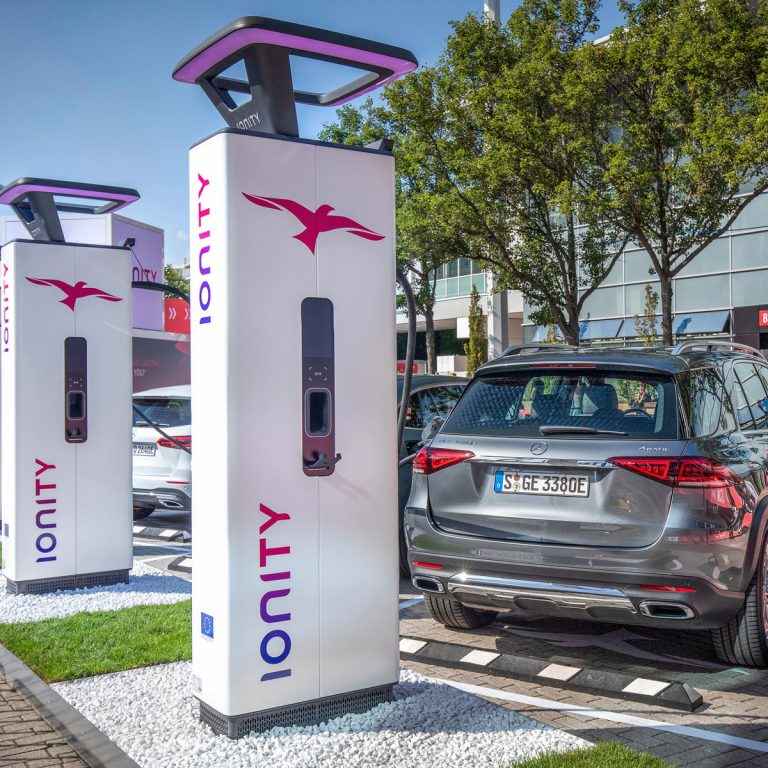 Az elektromos autónak már nem is az ára a fő baja, hanem a töltési költsége