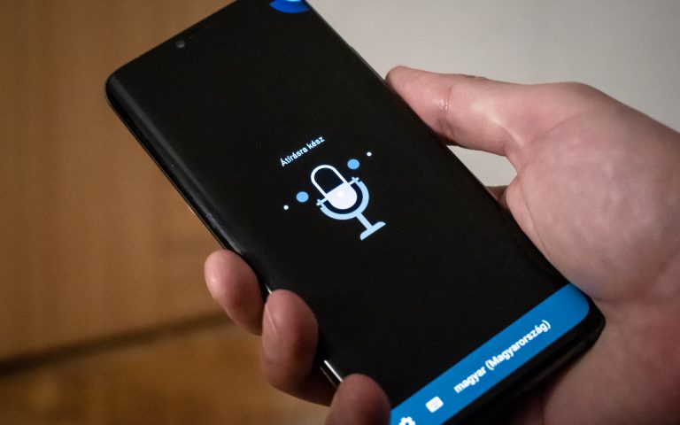 Tudtad, hogy a telefonod képes feliratozni mindent, ami elhangzik körülötted?