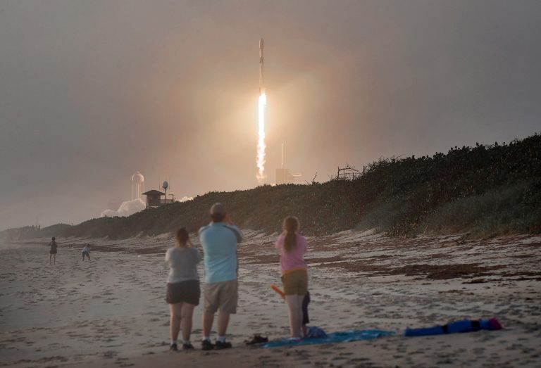Rakétákkal szállítana fegyvereket az amerikai hadseregnek a SpaceX