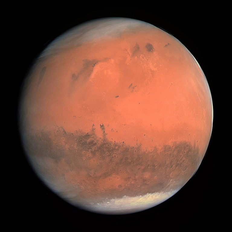 Ősi jég villan elő a Mars hegységeiben ezen a képen
