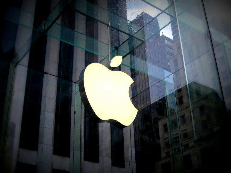 Összecsukható és önjavító lesz az iPhone?