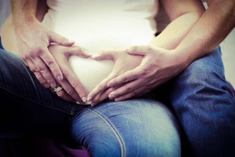 Miért szülnek a nők természetellenesen, a hátukon fekve, a felegyenesedett pozíciók helyett?