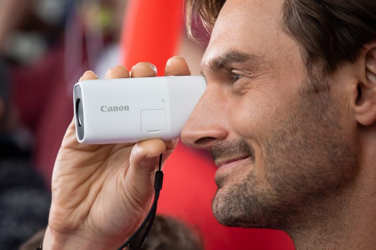 Mi történik, ha keresztezünk egy távcsövet egy digitális fényképezővel? Íme a Canon PowerShot Zoom