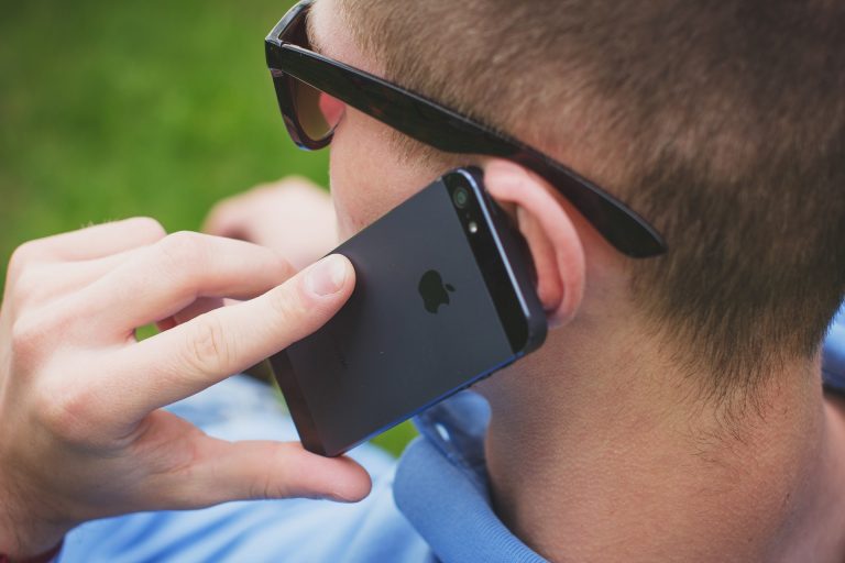 Kémkedik utánad a telefonod? Van egy módszer, amivel kiderítheted