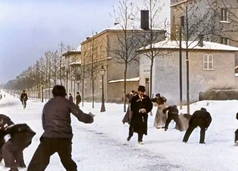Feljavított videón egy fene nagy hógolyózás 1897-ből