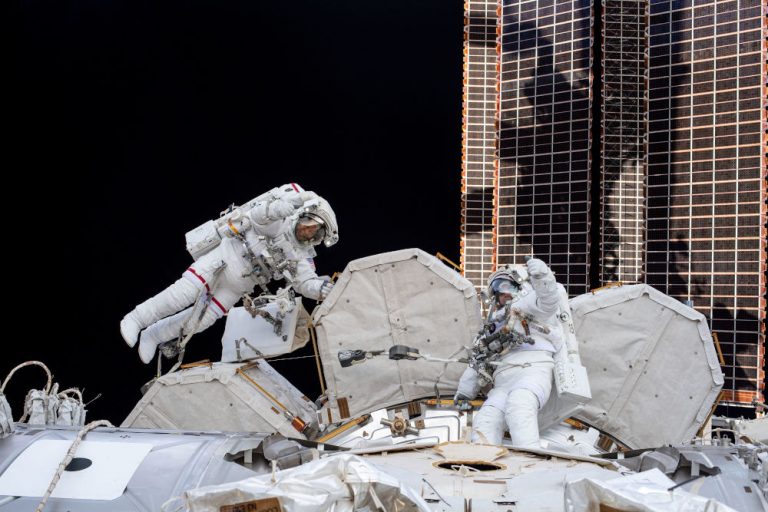 Miért fontos a víz a Holdon, és mik vele a NASA tervei?