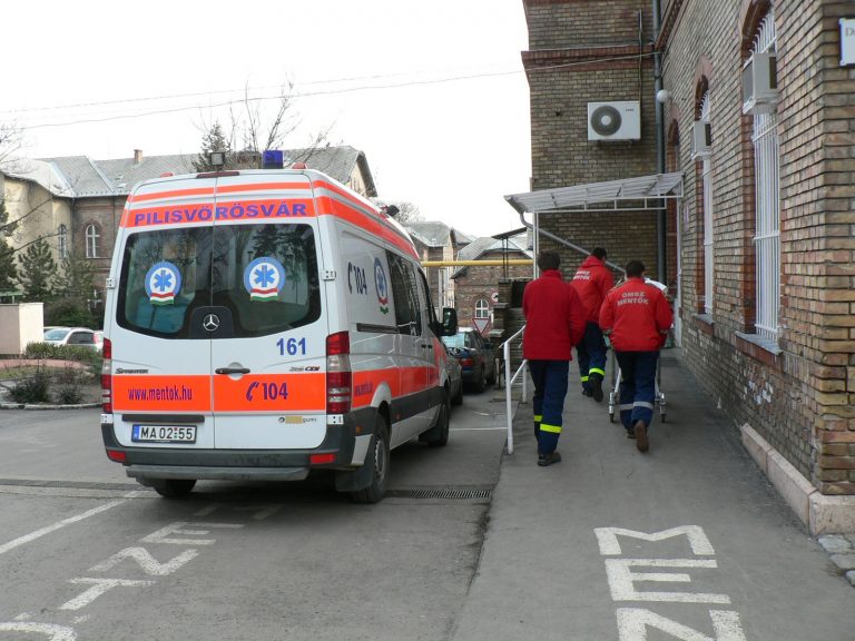 Új Covid-gyorsteszttel szerelték fel a mentőautókat