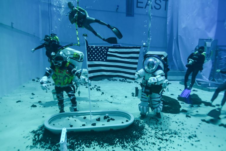 Ebben a csúcstechnológiájú szkafanderben térnek majd vissza a NASA űrhajósai a Holdra