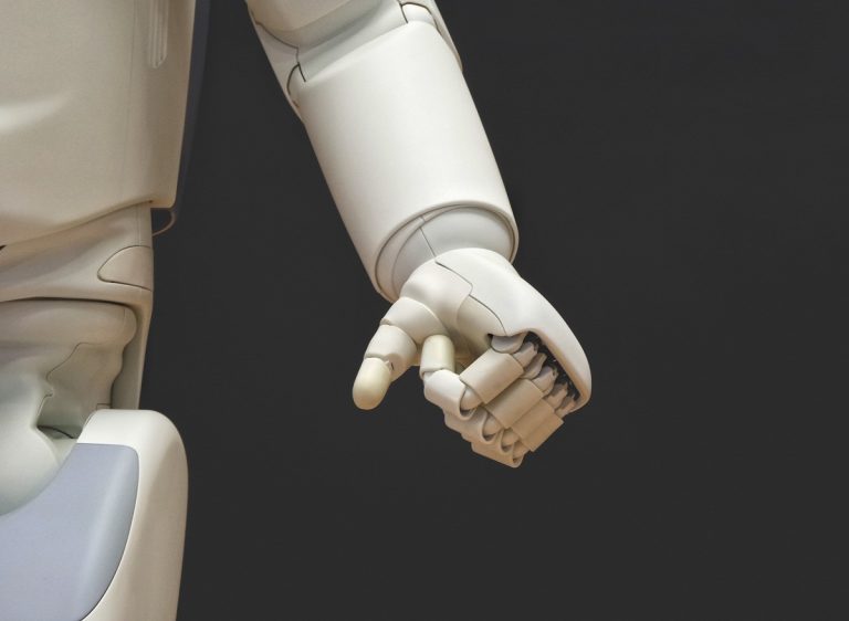 Az interaktív robotkar megadja sétálás közben a társ illúzióját