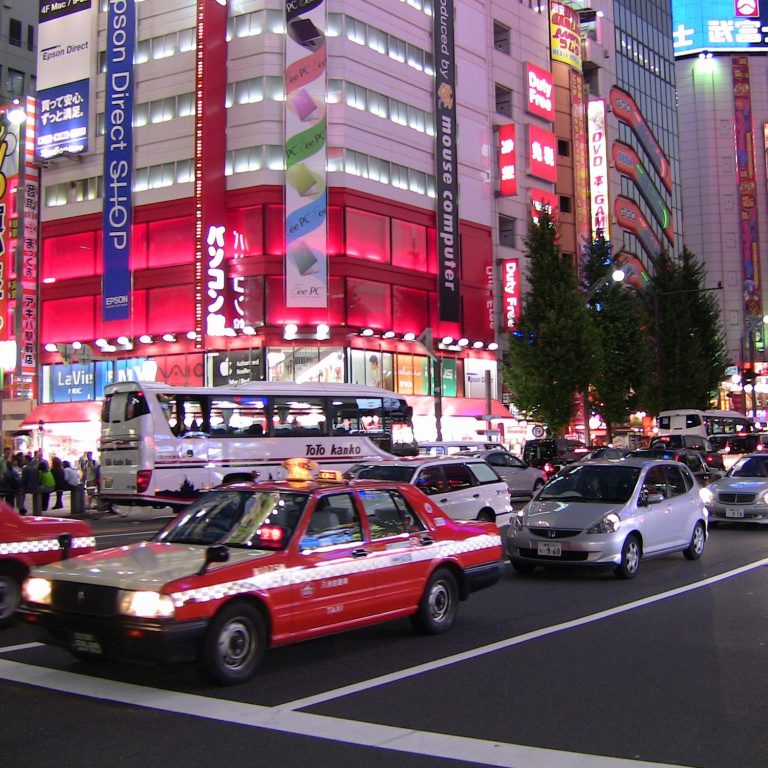 Japán 15 év múlva tiltja be a benzinmotoros új autók értékesítését