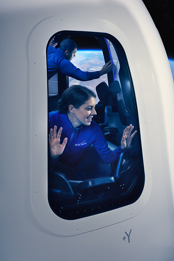 Jeff Bezos állítása szerint cége, a Blue Origin szállíthatja az első nőt a Holdra, de a NASA csak márciusban dönt